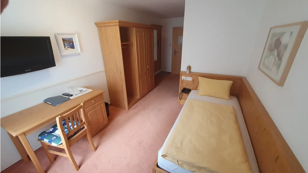 Einzelzimmer im Hotel Dorfblick mit Schreibtisch und Fernseher